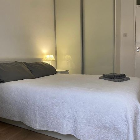Bedroom With An Office Desk In A Shared 2 Bedroom Flat Near Canary Wharf Londyn Zewnętrze zdjęcie