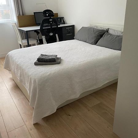 Bedroom With An Office Desk In A Shared 2 Bedroom Flat Near Canary Wharf Londyn Zewnętrze zdjęcie