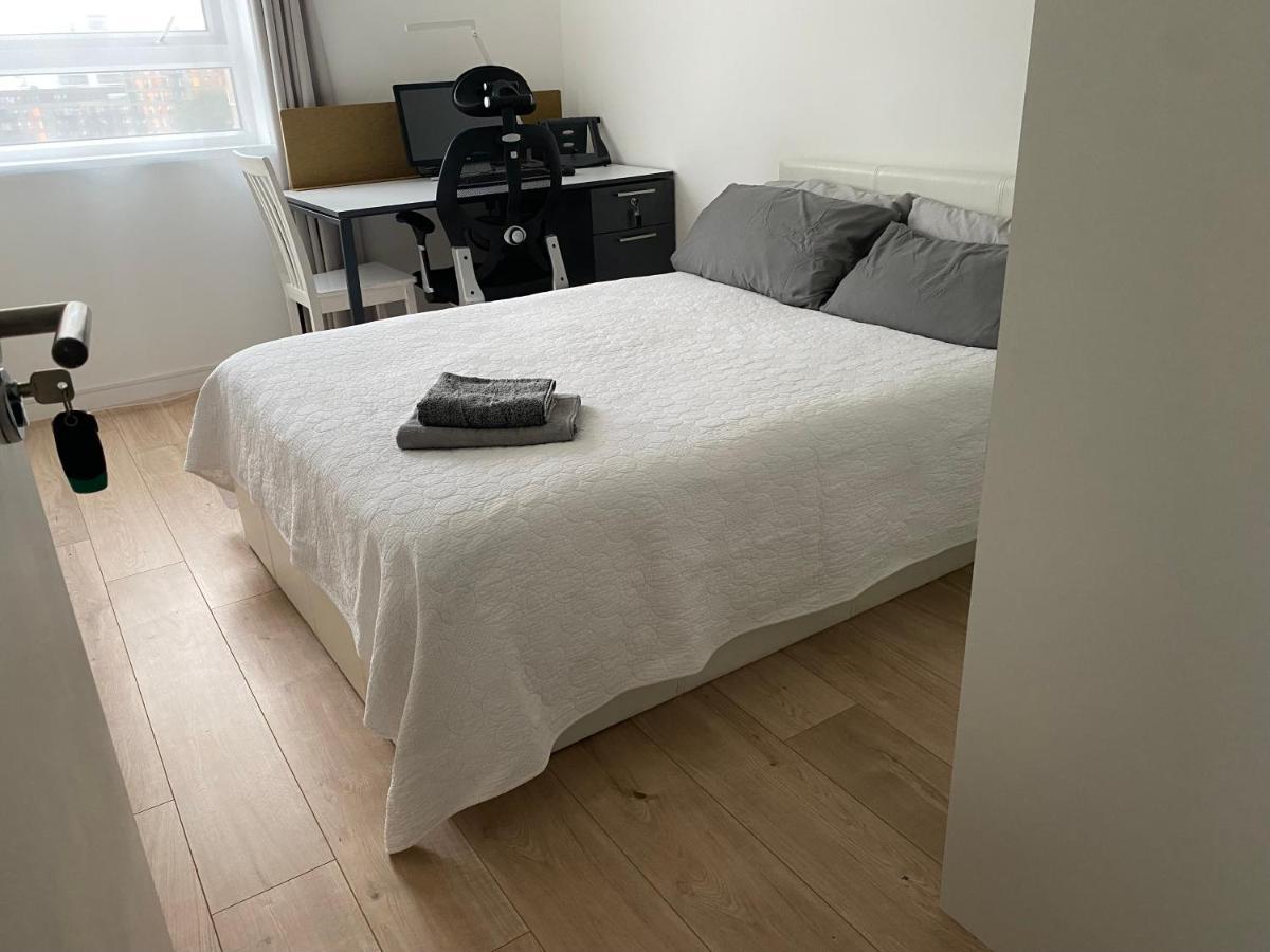 Bedroom With An Office Desk In A Shared 2 Bedroom Flat Near Canary Wharf Londyn Zewnętrze zdjęcie