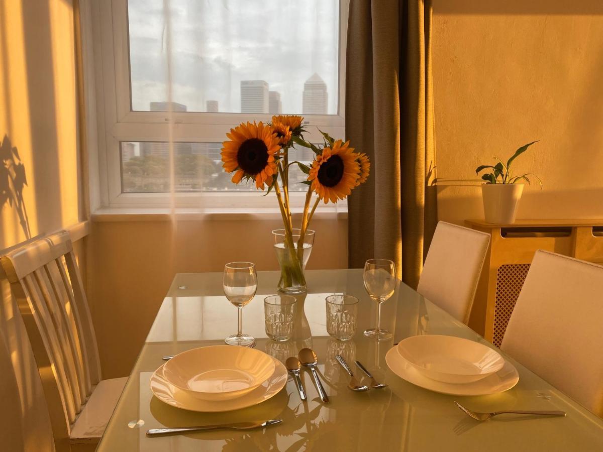 Bedroom With An Office Desk In A Shared 2 Bedroom Flat Near Canary Wharf Londyn Zewnętrze zdjęcie