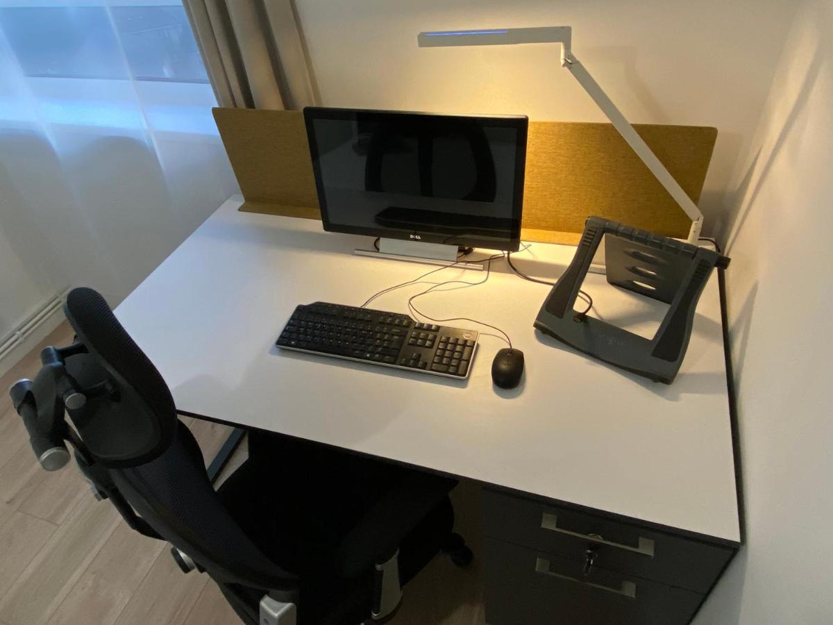 Bedroom With An Office Desk In A Shared 2 Bedroom Flat Near Canary Wharf Londyn Zewnętrze zdjęcie