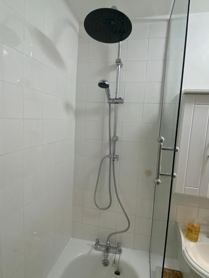 Bedroom With An Office Desk In A Shared 2 Bedroom Flat Near Canary Wharf Londyn Zewnętrze zdjęcie