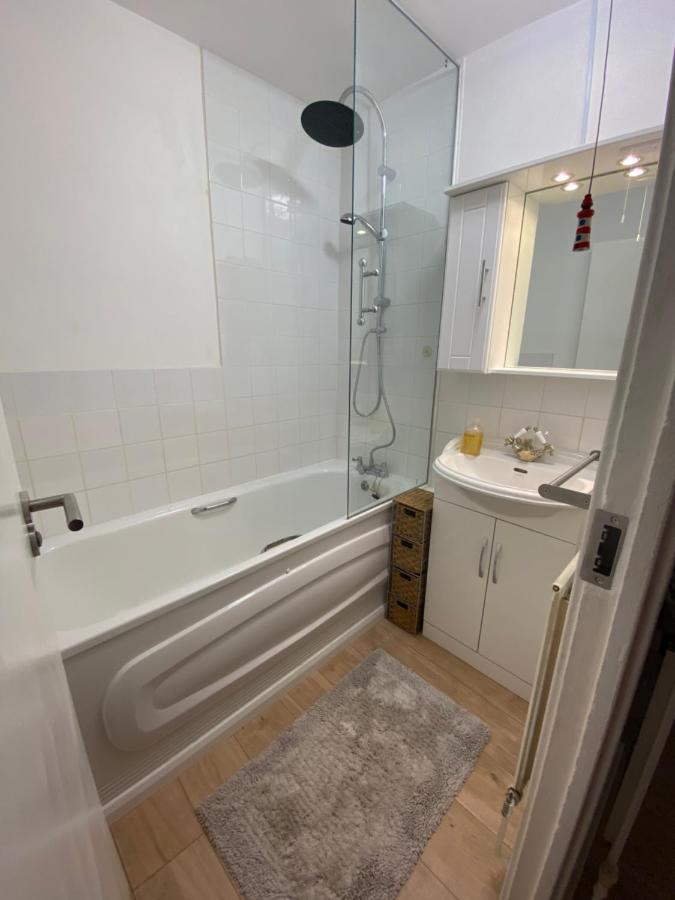 Bedroom With An Office Desk In A Shared 2 Bedroom Flat Near Canary Wharf Londyn Zewnętrze zdjęcie